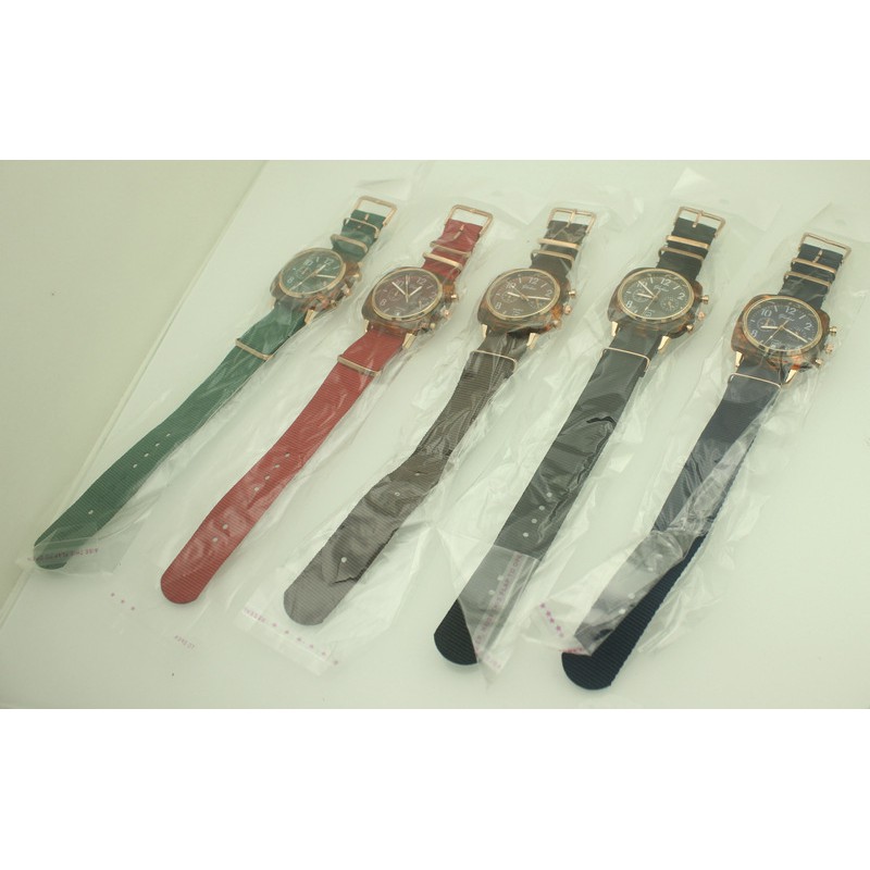 Đồng hồ đeo tay Cặp đôi nam và nữ Douyin mặt vuông Quartz