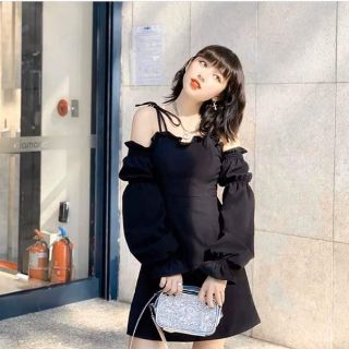 Đầm rớt vai hai màu