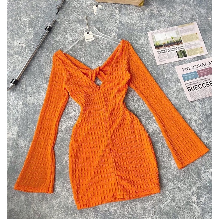 Đầm xoắn ngực tay loa