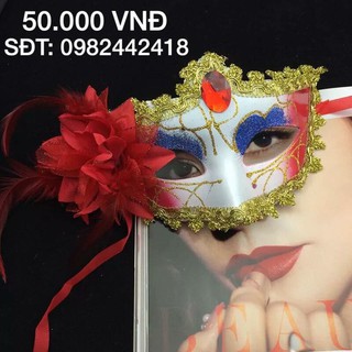 Mặt na nửa mặt có bông hoa