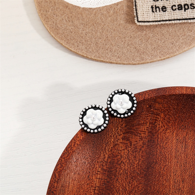 Khuyên tai kẹp không bấm lỗ chốt cố định K026 bằng hợp kim phủ màu hình bông hoa đính hạt trai dáng ngắn Leous