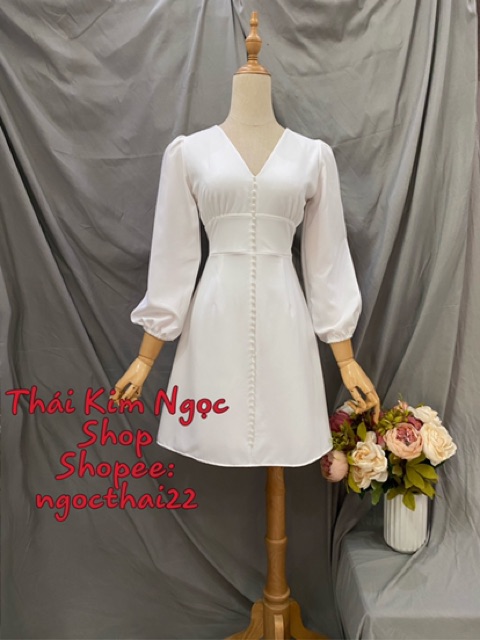 Đầm trắng xoè cổ V đính chuổi 2 màu
