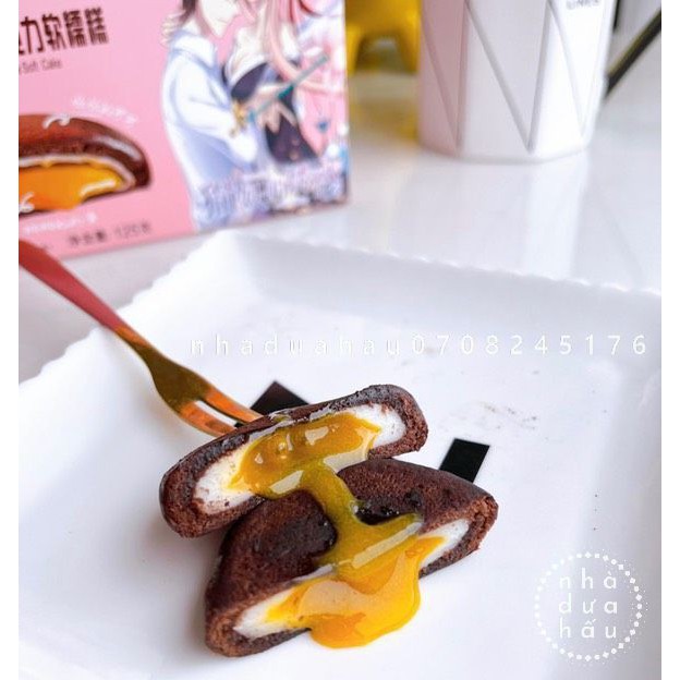 Một hộp bánh sô cô la/ Bánh softcake chocolate nhân kem yogurt chảy/ trứng muối chảy Hongkong hình cặp đôi cute hộp 125g