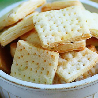 Bánh Cracker Mini tẩm phomai CROWN Hàn Quốc