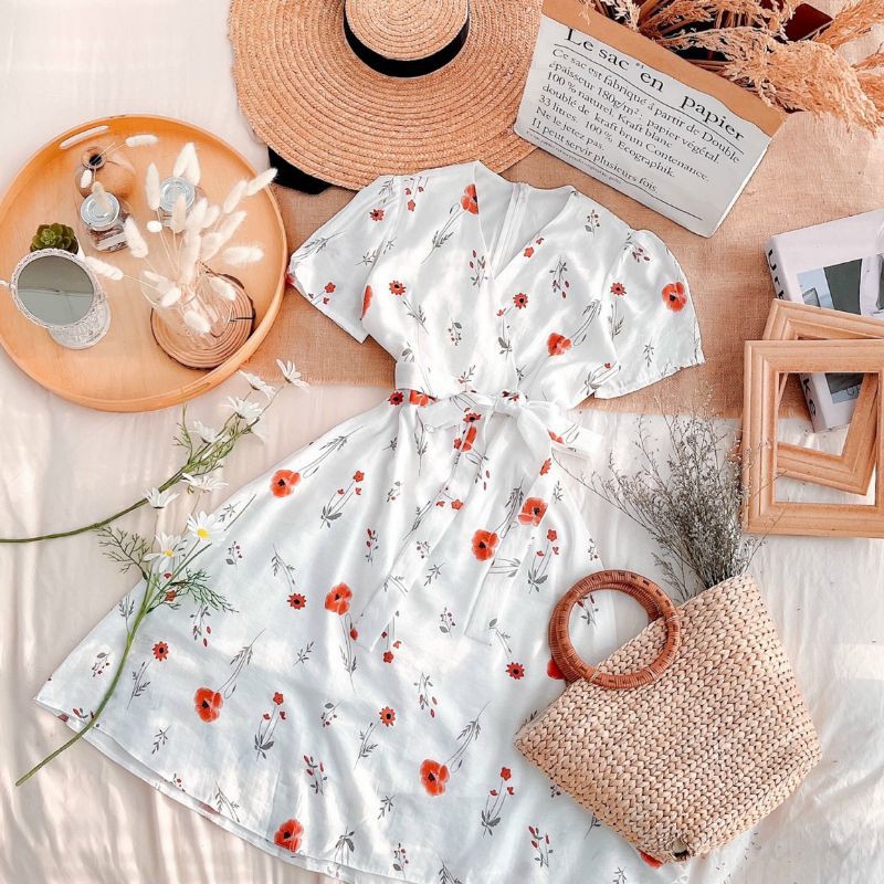 Đầm trắng hoa đỏ đắp chéo thắt eo