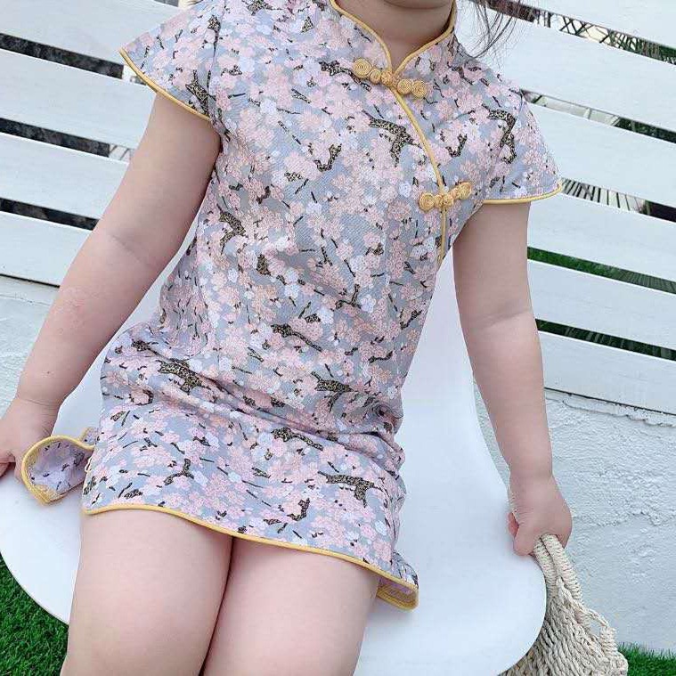 Đầm sườn xám họa tiết hoa nhiều màu phong cách Trung Hoa cổ điển mừng năm mới cho bé gái
