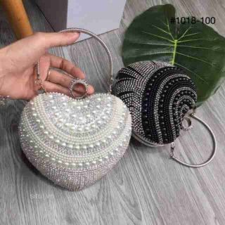 Clutch cầm tay trái tim có quai cầm và dây xích đính đá