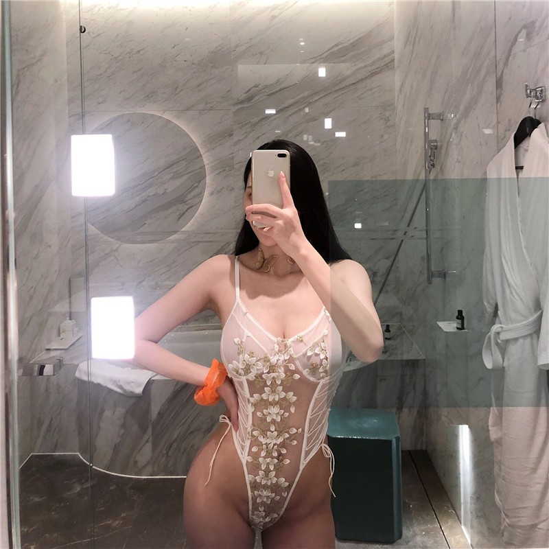 Jumpsuit 2 dây thêu hoa trắng sexy