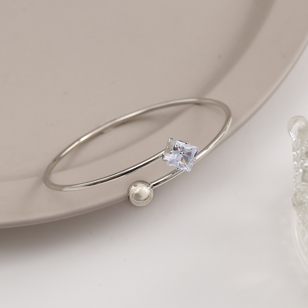 Vòng Tay Hở Đính Đá Zircon Hình Vuông Thiết Kế Đơn Giản Sáng Tạo Cho Nữ