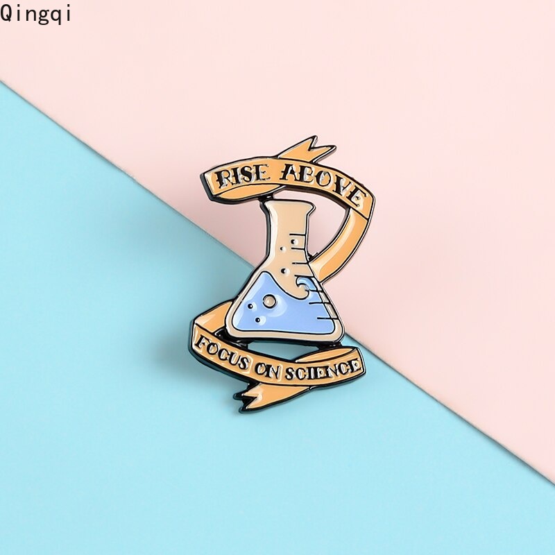 Ghim cài áo Miss Zoe hình bình hóa học độc đáo