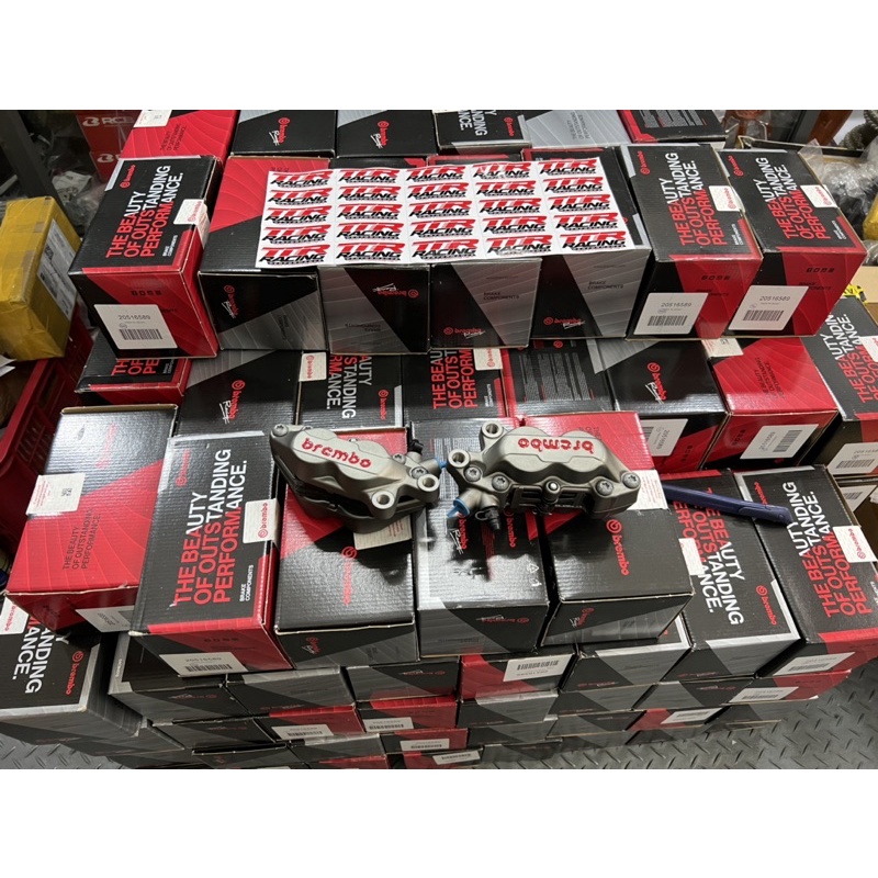 Heo dầu Brembo 4Pis bên phải gắn các dòng xe