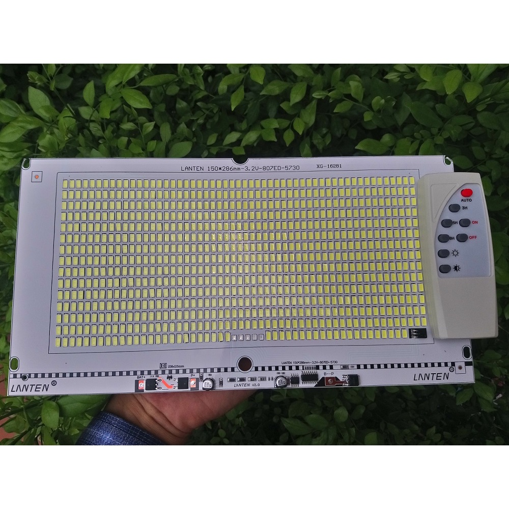 Chip led năng lượng mặt trời 300W 800 led có đèn báo pin ( Kèm theo điều khiển )