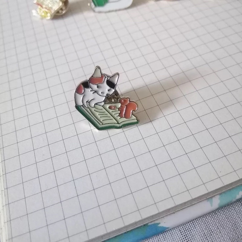 Huy hiệu cài áo mèo đọc sách - ginandtonic pin cài ghim cài balo