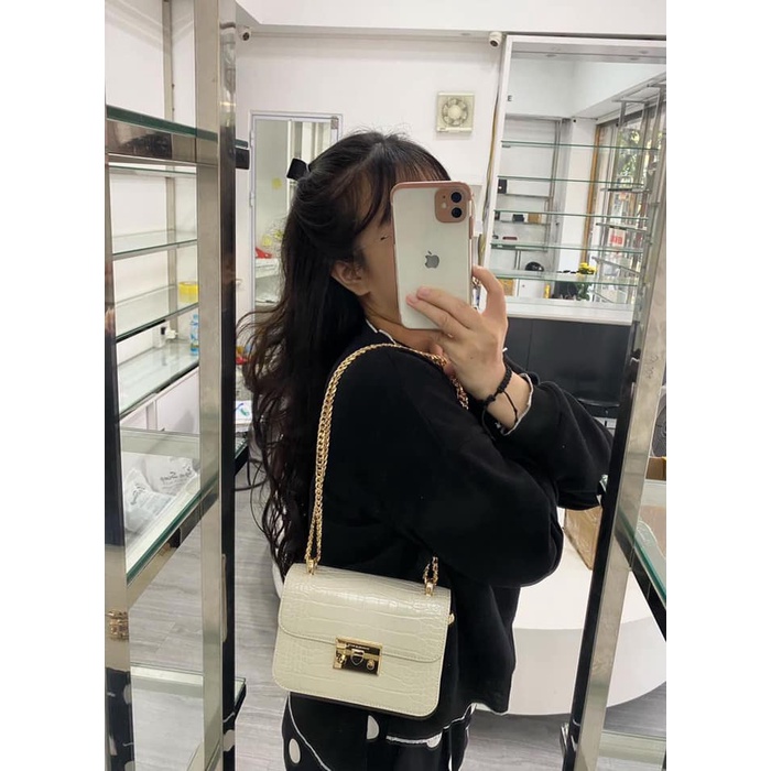 Túi đeo chéo nữ da croc bóng xích vàng tiểu thư Charles & Keith | Auth - Sing - Ảnh thật