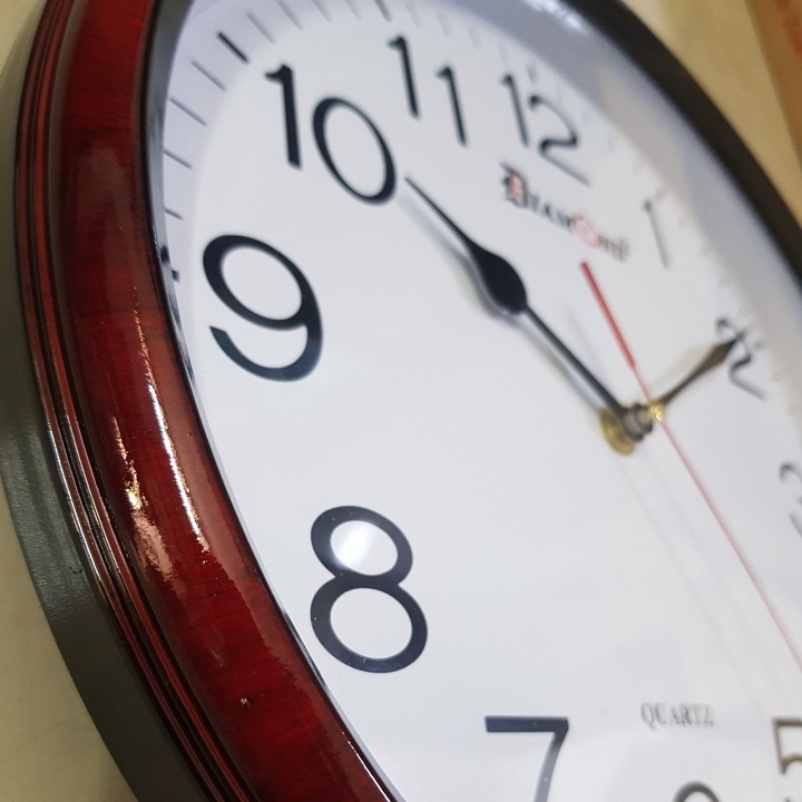 Đồng hồ treo tường kim trôi 30cm Diamond