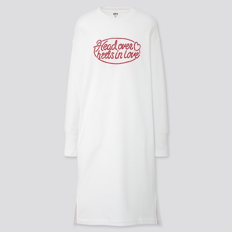 Áo nỉ nữ dáng dài thêu dòng chữ Head over heels in love dễ thương của Uniqlo
