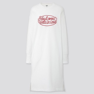 Áo nỉ nữ dáng dài thêu dòng chữ Head over heels in love dễ thương của Uniqlo