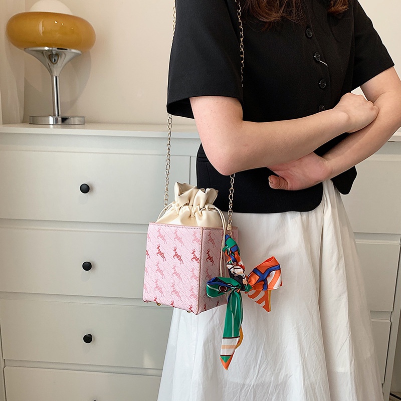 Túi Đeo Vai Hình Vuông Phối Dây Xích Thiết Kế Thời Trang 2022 Cho Nữ