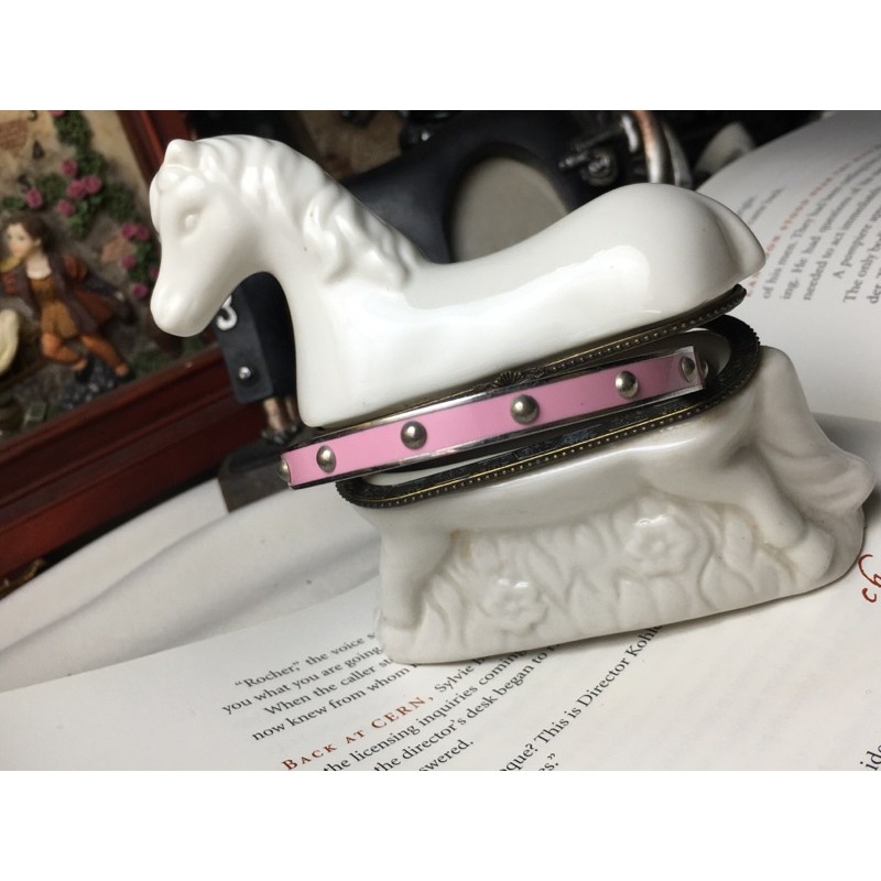 Vòng tay vintage Coach- màu hồng cánh sen đính viên bi