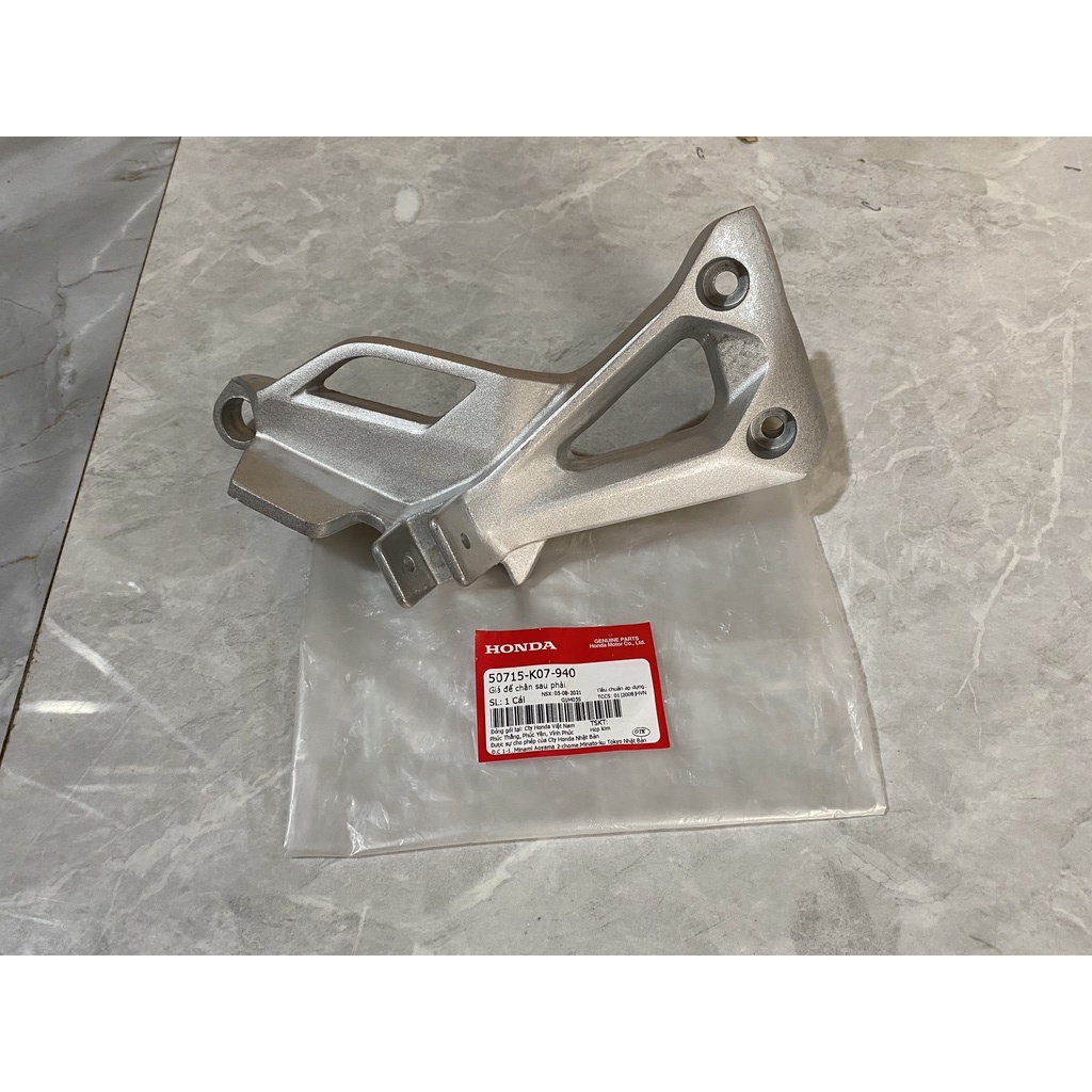 Giá để chân sau bên phải HONDA WAVE RSX110, A110, BLade số. 50715K07940