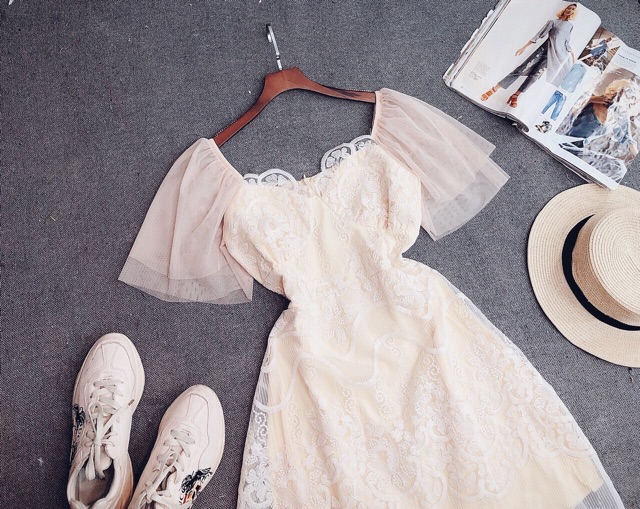 Có clip -Gv đầm xoè ren Nude vàng tay lưới