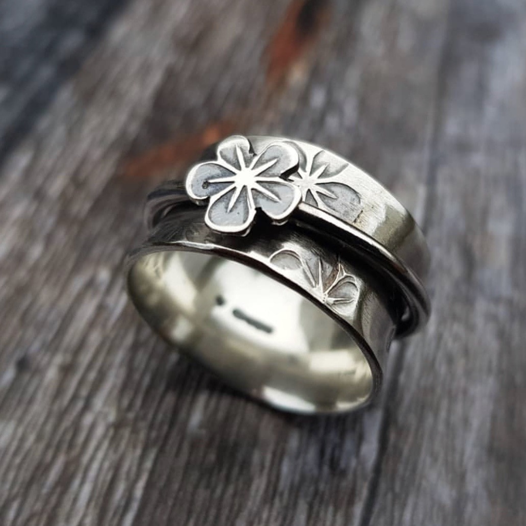 Fashion Creativity Simple Geometry Plum Blossom Ring Suitable for Women's Retro Wedding Party Women's Ring Jewelry Gifts