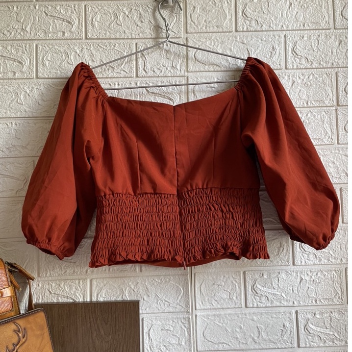 Áo croptop tay lỡ, bo eo.