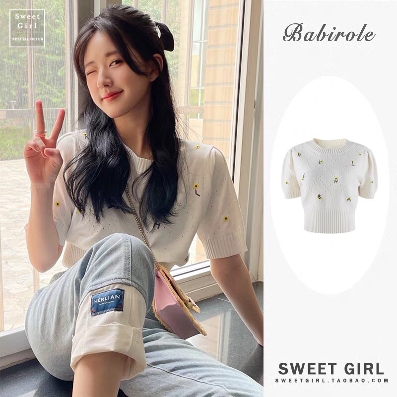 ÁO LEN TĂM MONGTOGHI NGẮN TAY BO EO DÁNG NGẮN HOẠ TIẾT CHỮ CÁI ĐÍNH HOA CÚC