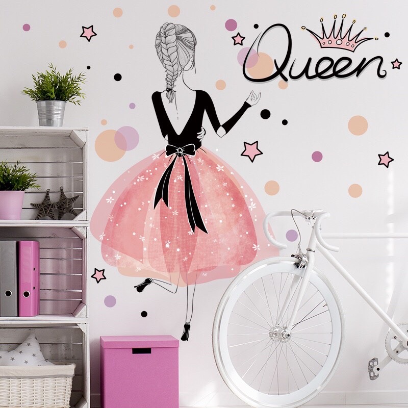 Decal tranh dán tường cô gái váy hồng xinh xắn.