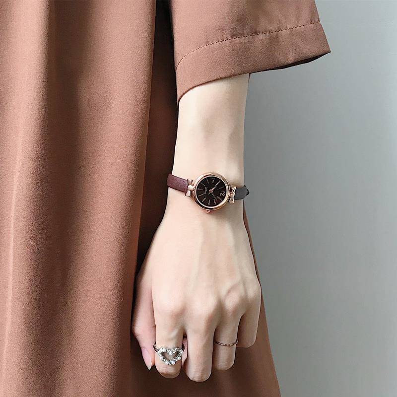 Mini đồng hồ nhỏ nữ retro Hồng Kông gió nhỏ mặt đồng hồ mỏng vành đai sinh viên Hàn Quốc phiên bản của đơn giản cổ điển