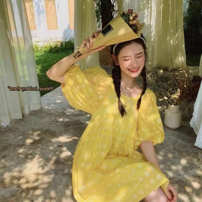 Đầm Tay Phồng Cổ Vuông Họa Tiết Hoa Cúc Phong Cách Retro