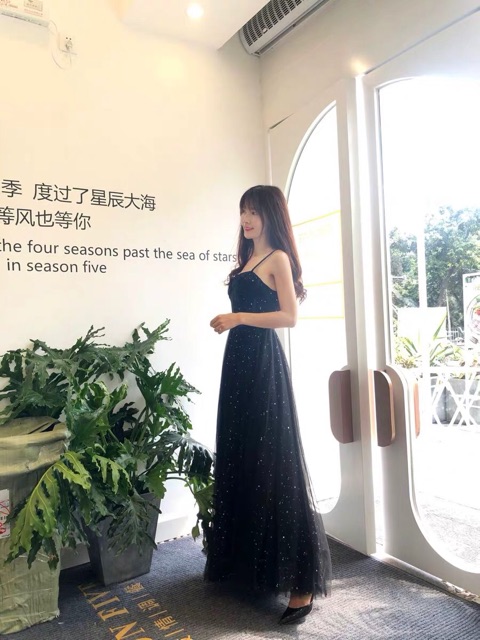 Đầm dạ hội quý phái hai dây màu đen lấp lánh
