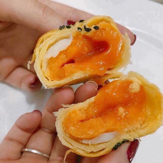 Bánh trứng chảy Egg Yolk Puff 1 cái - Bánh ngọt nhân lòng đỏ trứng Aidebao