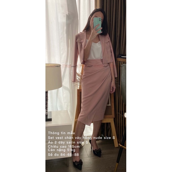 Set vest nữ hồng sương mù gồm vest lửng phối chân váy dài vạt chéo | BigBuy360 - bigbuy360.vn