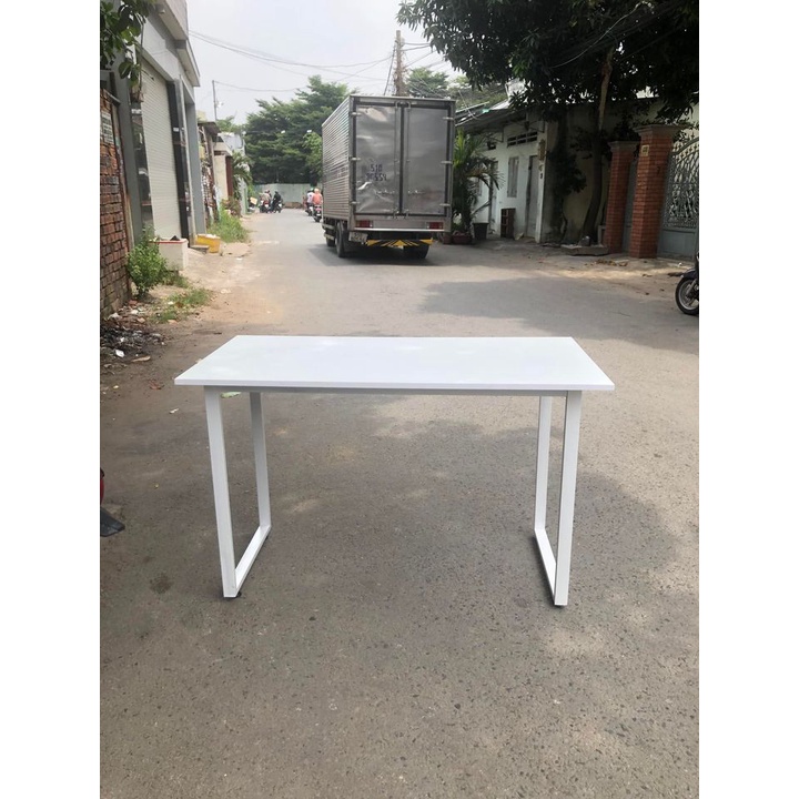 Bàn làm việc chân trắng mặt mdf phủ melamin chống thấm