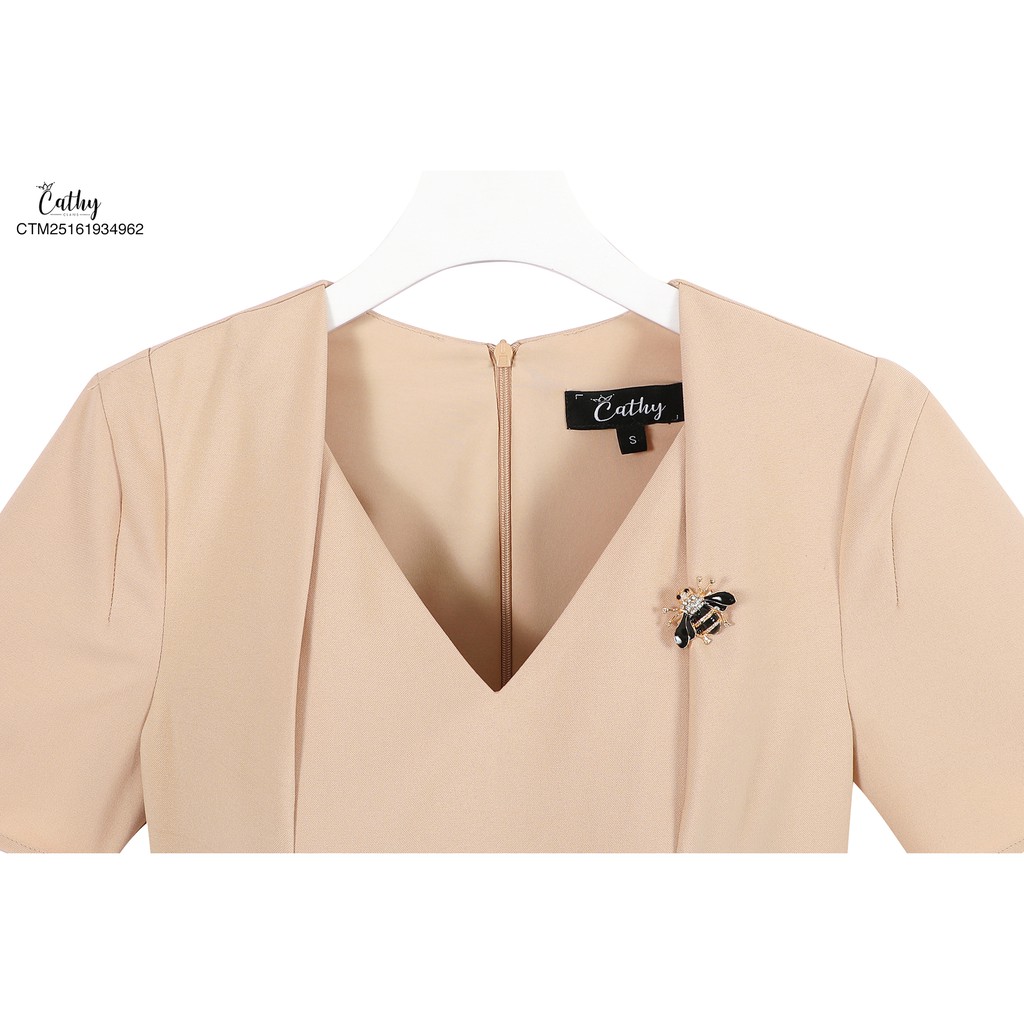 Đầm bút chì Cathy Clans cổ  phủ V nhọn - kem + cài áo | BigBuy360 - bigbuy360.vn