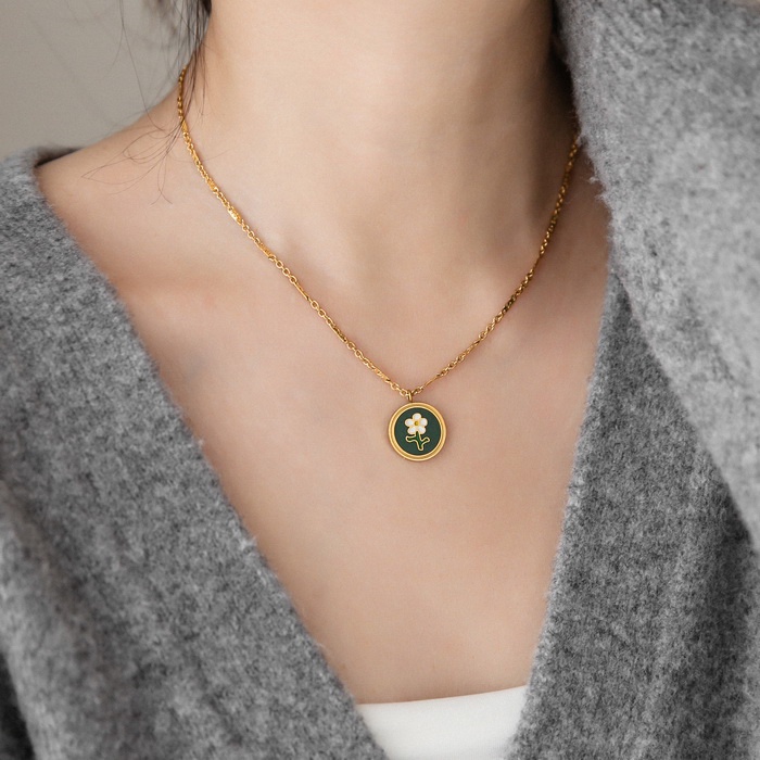 Dây chuyền titan mặt tròn sơn xanh vẽ bông hoa nhỏ không gỉ WN2201