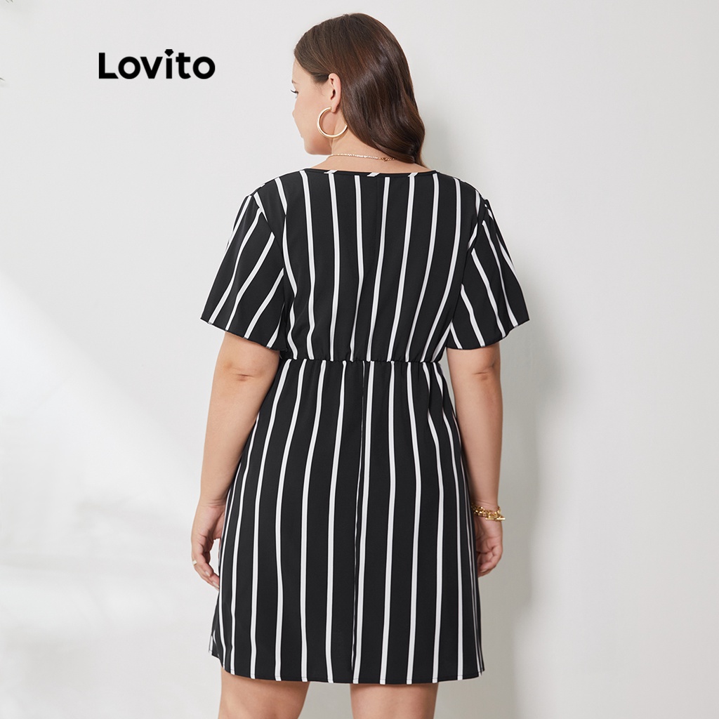 Đầm tôn dáng Lovito thướt tha không nhăn cổ chéo lai bèo xếp nếp thường ngày tôn đường cong size lớn LPS01061 (Màu đen)