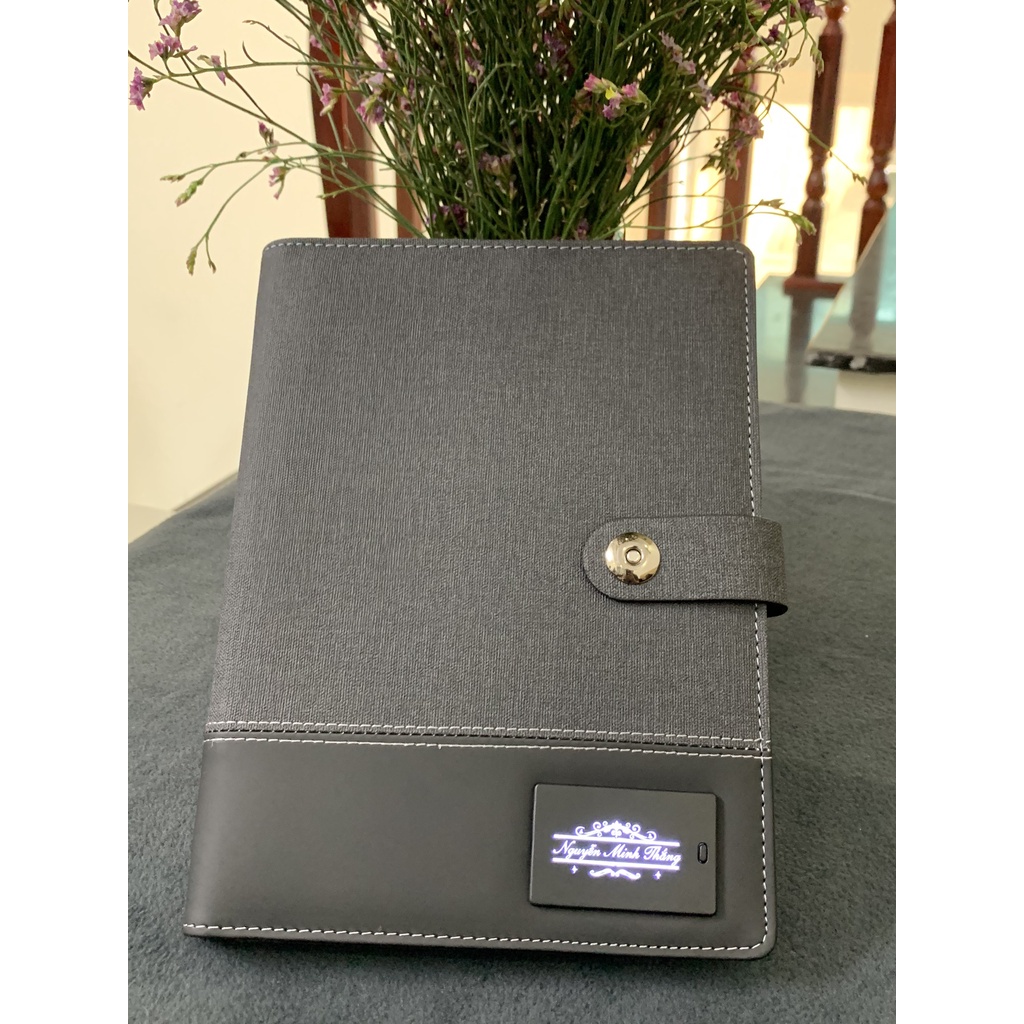 . Sổ tay A5 tích hợp dự phòng đa năng. Món quà tặng công  nghệ độc đáo và ý  nghĩa.