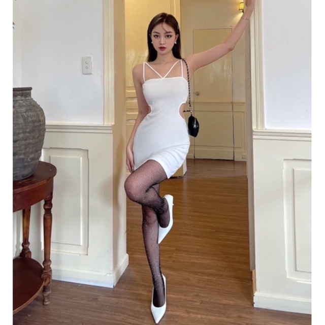 A. Đầm Body Gân Màu Trắng Cổ Chéo Cắt Eo - Amelie