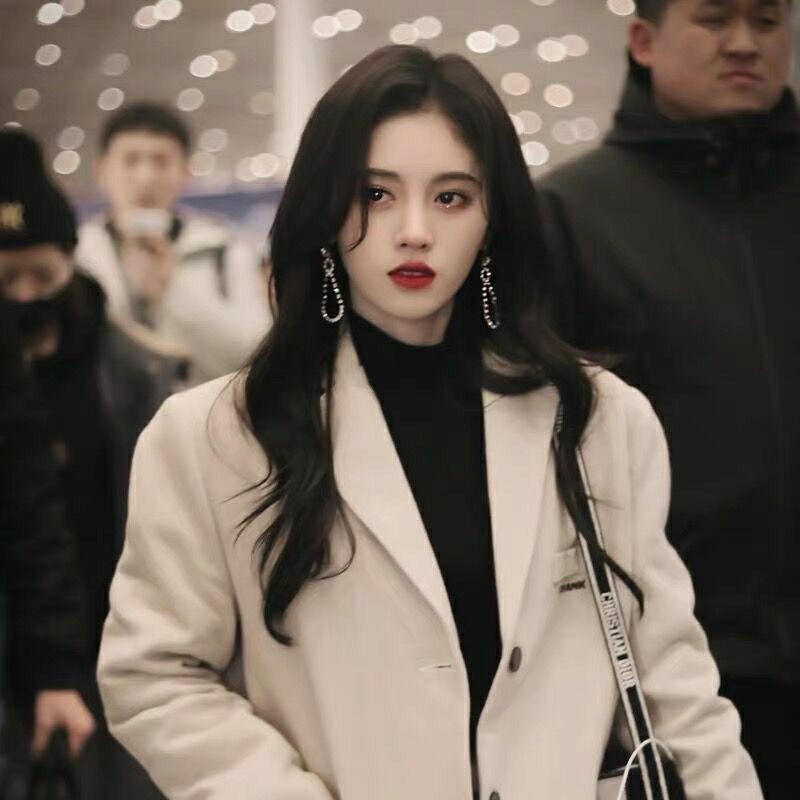 Hoa tai giọt nước đính đa bling bling của Cúc Tịnh Y