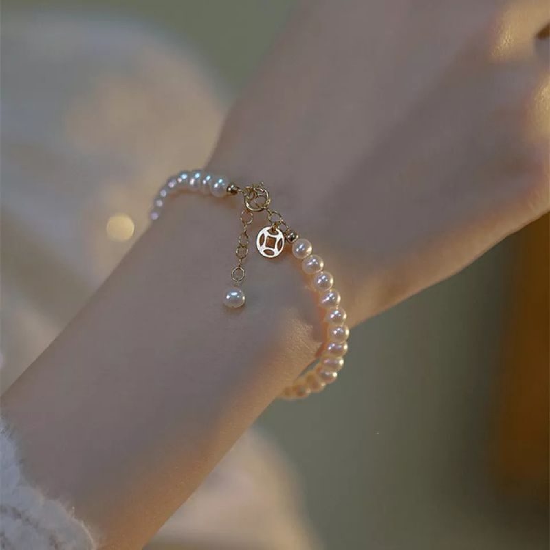 Vòng tay nữ chuỗi hạt trắng kết hợp charm tài lộc mang lại sự may mắn