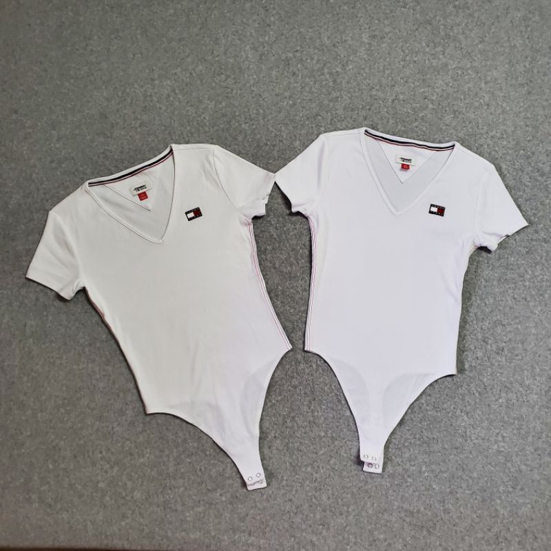 Bodysuit cổ tim Tômmy Jeans dư xịn V-neck TTJOHK110 | BigBuy360 - bigbuy360.vn