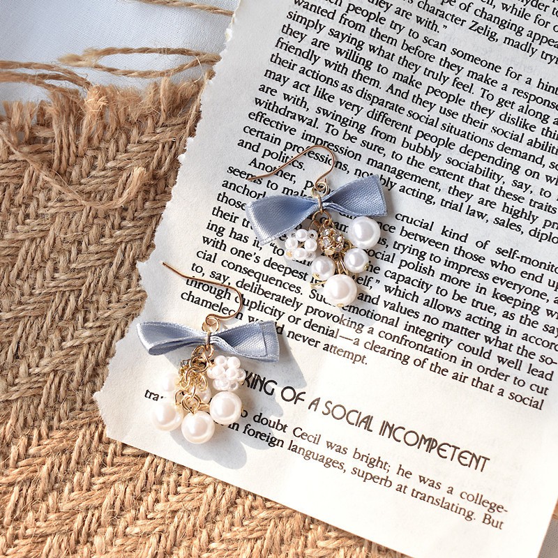 Hoa tai nơ xanh kết tay