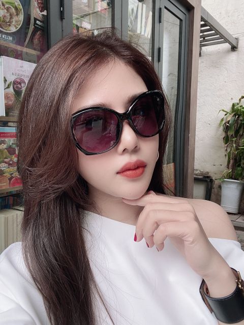 Kính Sinsay M53 xước nhẹ giảm còn 150k -có mail mua hàng của web