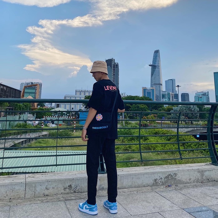 Áo thun Tee Levents XL Logo Áo thun tay lỡ nam nữ logo XL màu đen chữ hồng chất cotton cao cấp