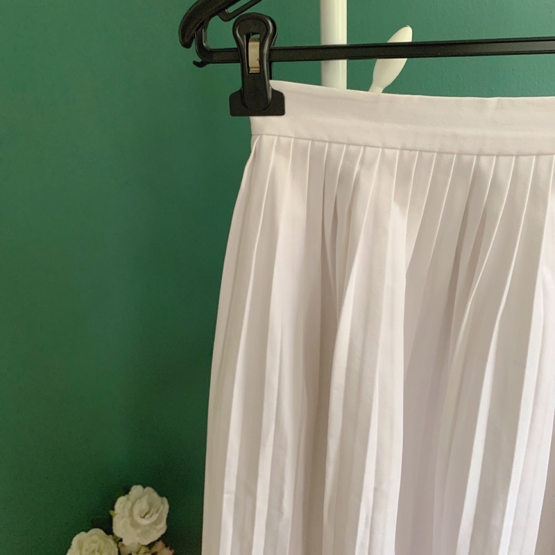 Chân váy trắng xếp ly