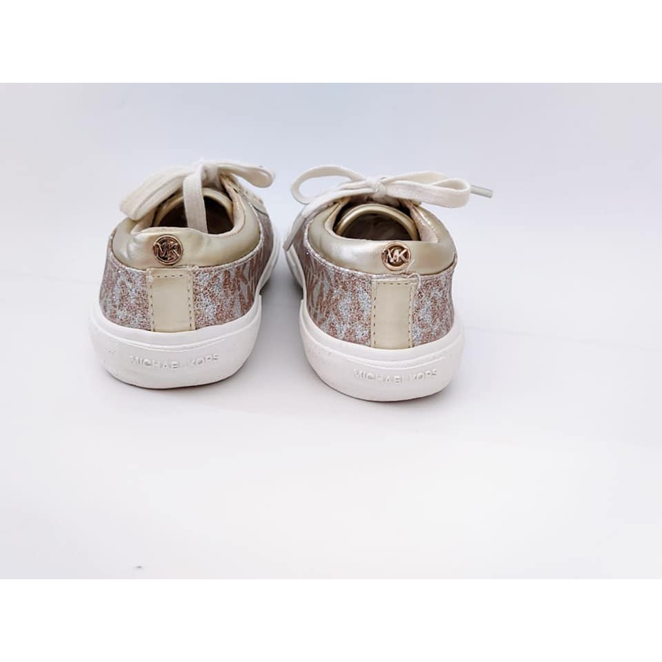 Giày xuất cho bé