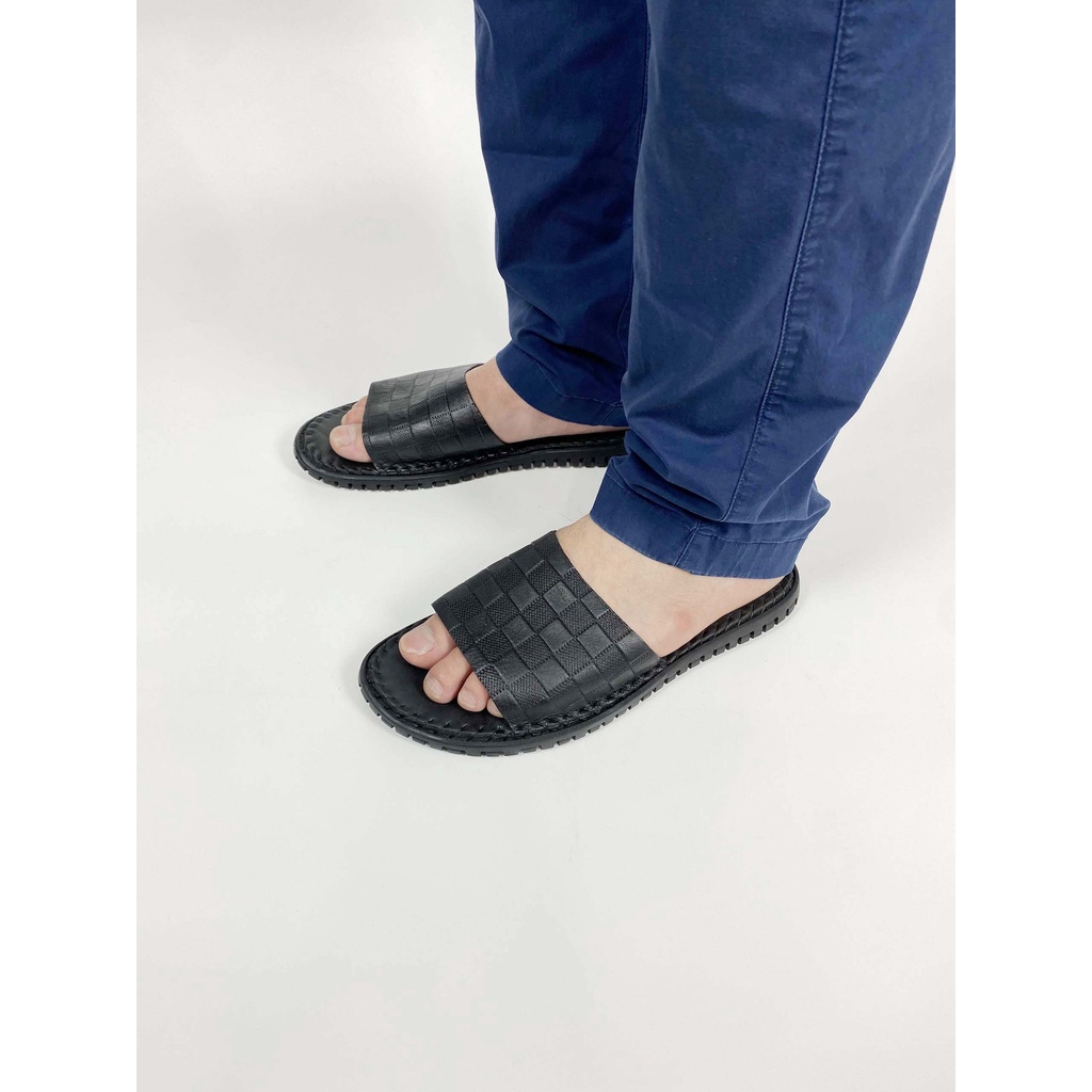 Dép nam quai ngang 100% da bò. Dép 𝐇𝐌 𝐌𝐚̃ 𝐀𝐁-𝟏𝟎𝟎𝟐 Đ𝐞̂́ 𝐊𝐡𝐚̂𝐮 chất da xịn chống bong tróc, chống hôi chân