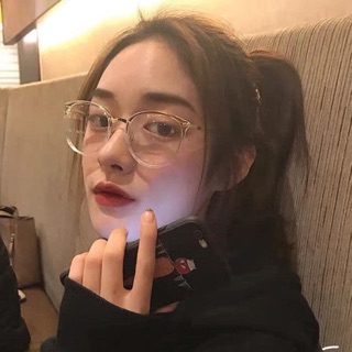 Kính mắt mèo trong hot girl nhiều màu